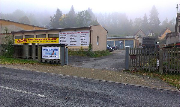 Český obchoďák - vjezd do areálu APS