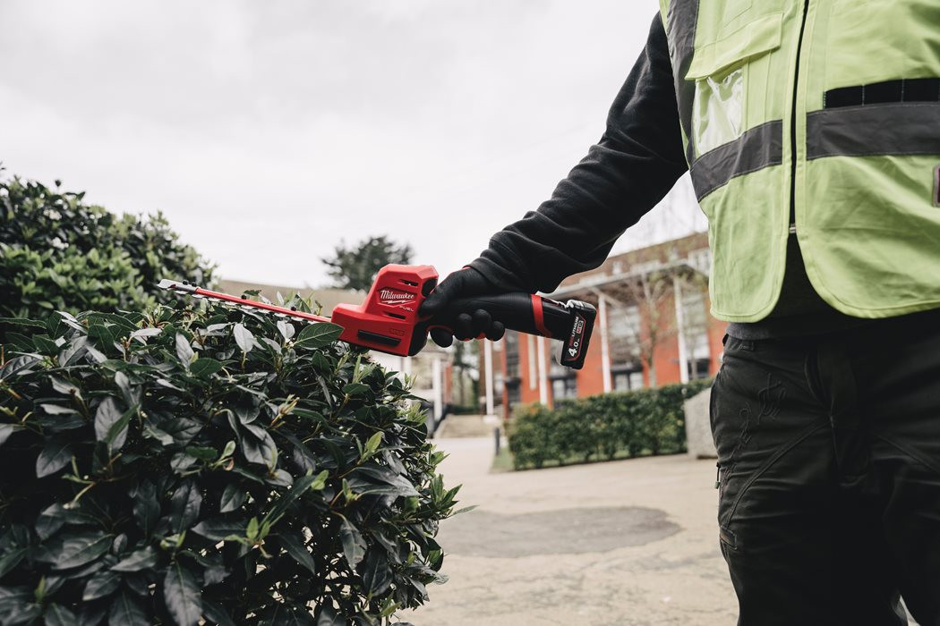 MILWAUKEE M12 FHT20-402 Aku plotostřih, 20cm, 12V / 2x 4,0Ah - 4933479676
