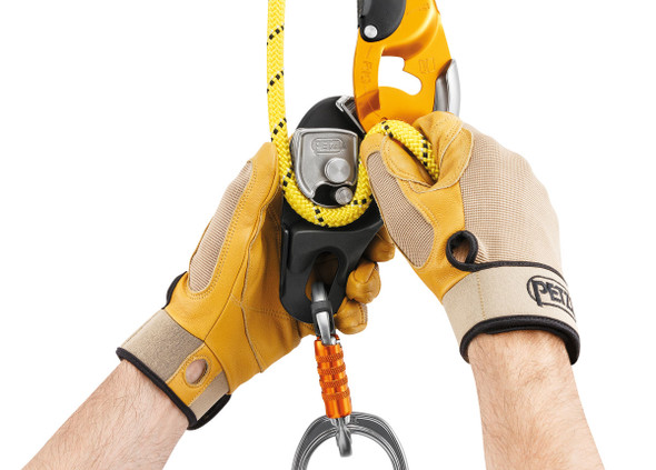 PETZL SPIN L2 dvojitá kladka s otočným závěsem (swivelem) ČERNÁ