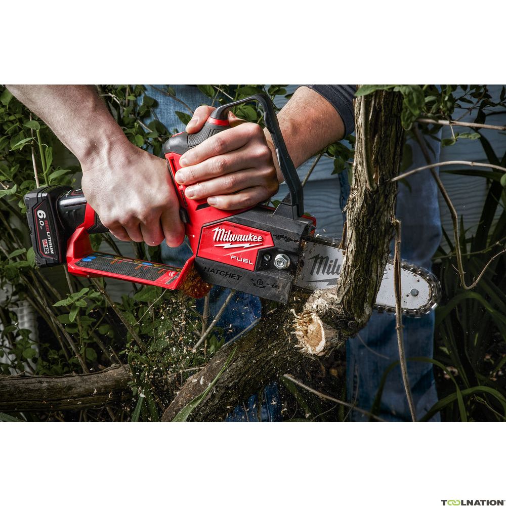 MILWAUKEE M12 FHS-0 Aku řetězová pila 15 cm, 12V (bez aku)