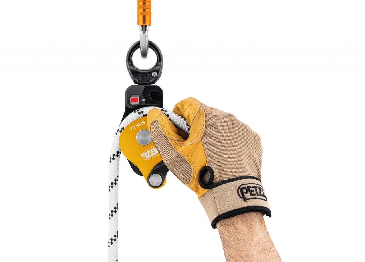 PETZL SPIN L2 dvojitá kladka s otočným závěsem (swivelem) ČERNÁ