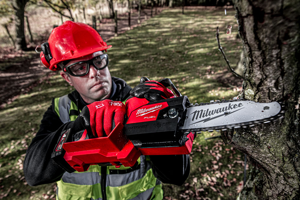 MILWAUKEE M12 FHS-602X mini aku řetězová pila 15cm, 12V / 2x 6,0Ah