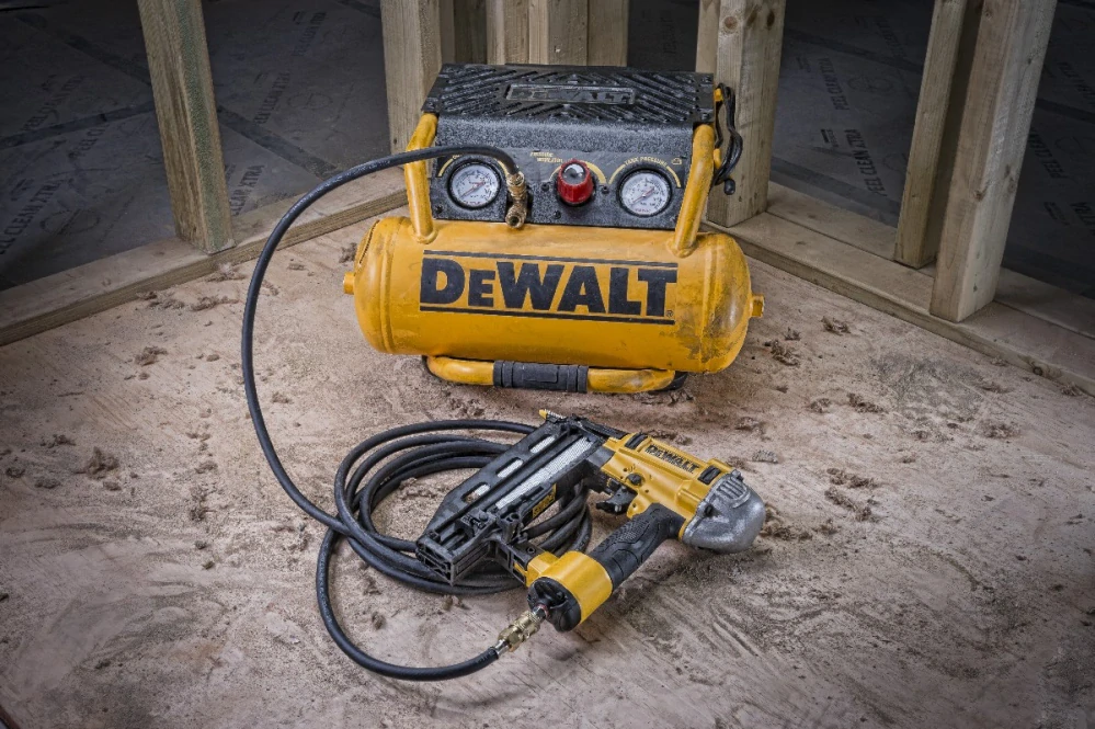 DEWALT DPC10RC Kompresor bezolejový 1,5kW, 10bar, 10l + hadice