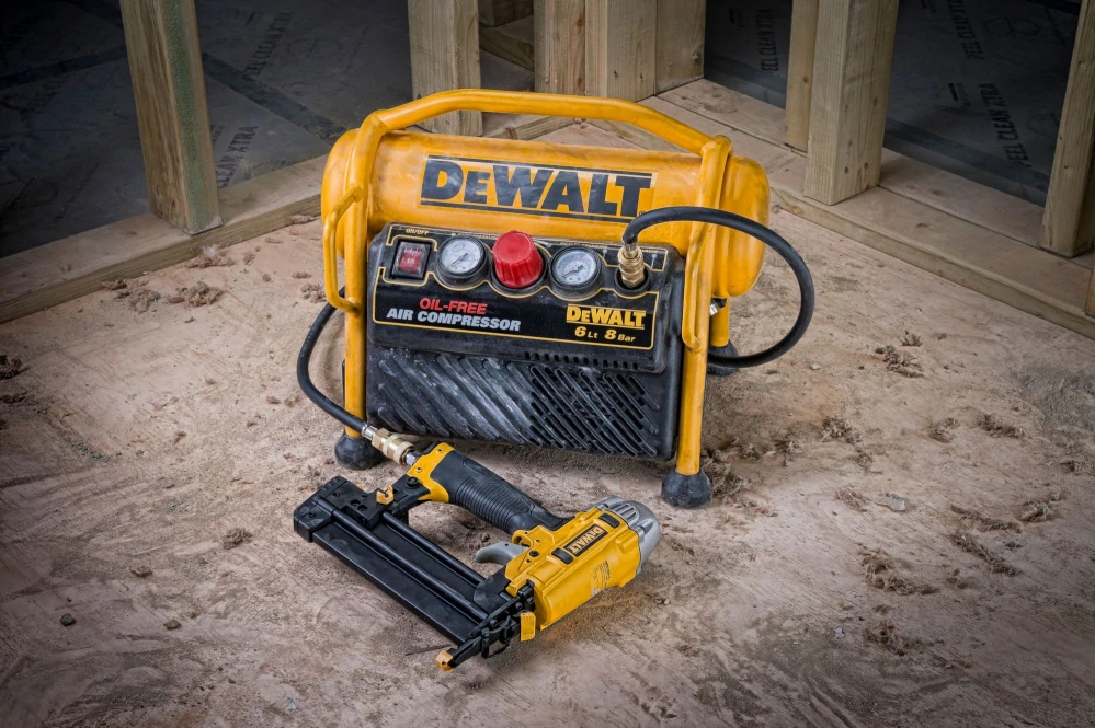 DEWALT DPC6MRC Kompresor bezolejový 1,1kW, 8bar, 6l + hadice