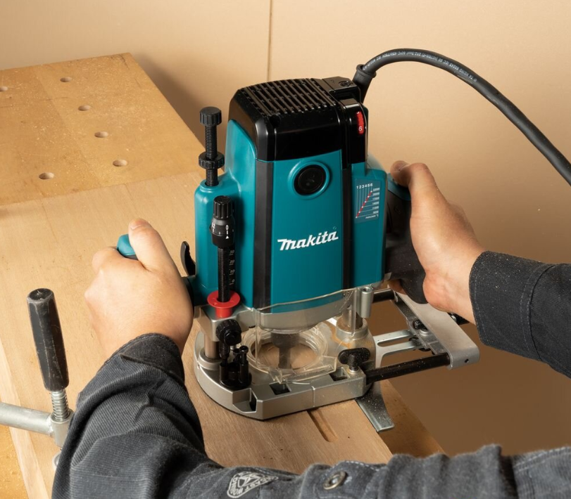 MAKITA RP2303FC07 Elektronická vrchní fréza 2100W, 12mm