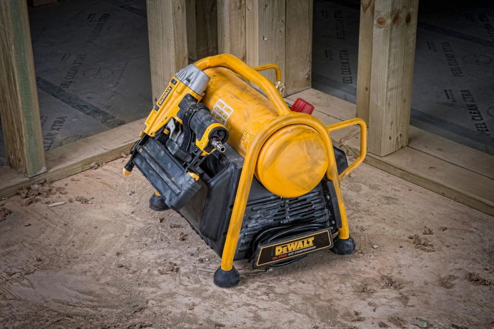 DEWALT DPC6MRC Kompresor bezolejový 1,1kW, 8bar, 6l + hadice