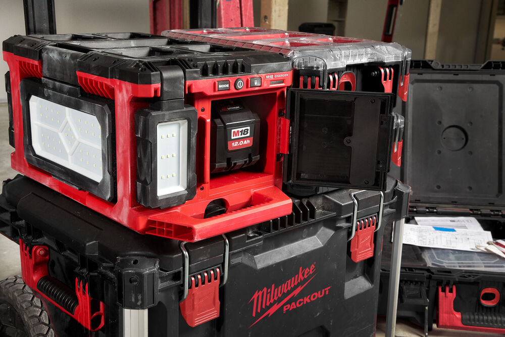 MILWAUKEE M18 POALC-0 Packout Aku lampa LED 18V 3000 lm, otočné hlavy, s nabíječkou (bez aku) - 4933478120
