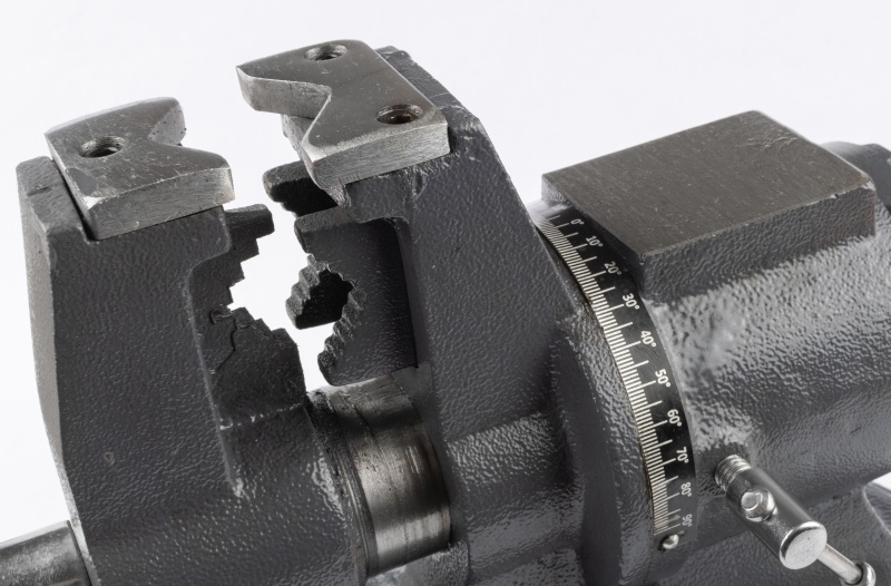 PROMA VS-105 víceúčelový stolní svěrák, otočný, čelisti na trubky