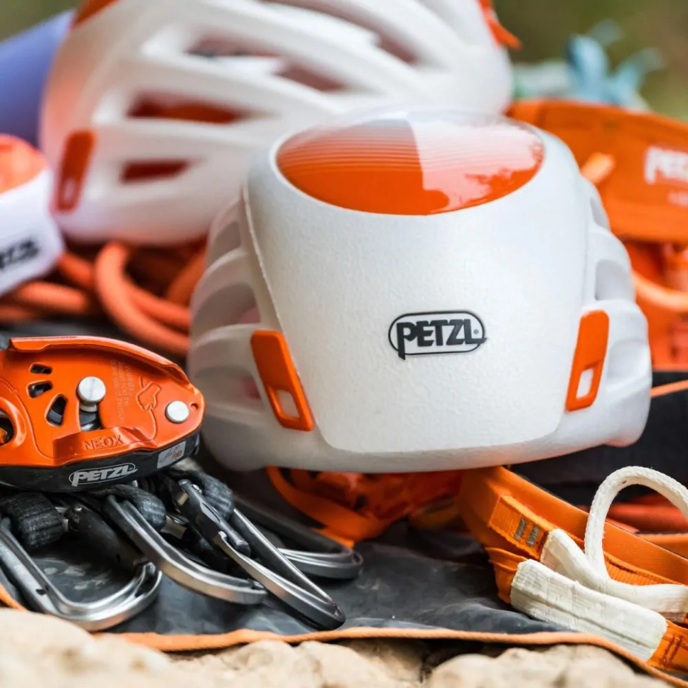 PETZL SIROCCO S/M WHITE horolezecká přilba bílo-oranžová