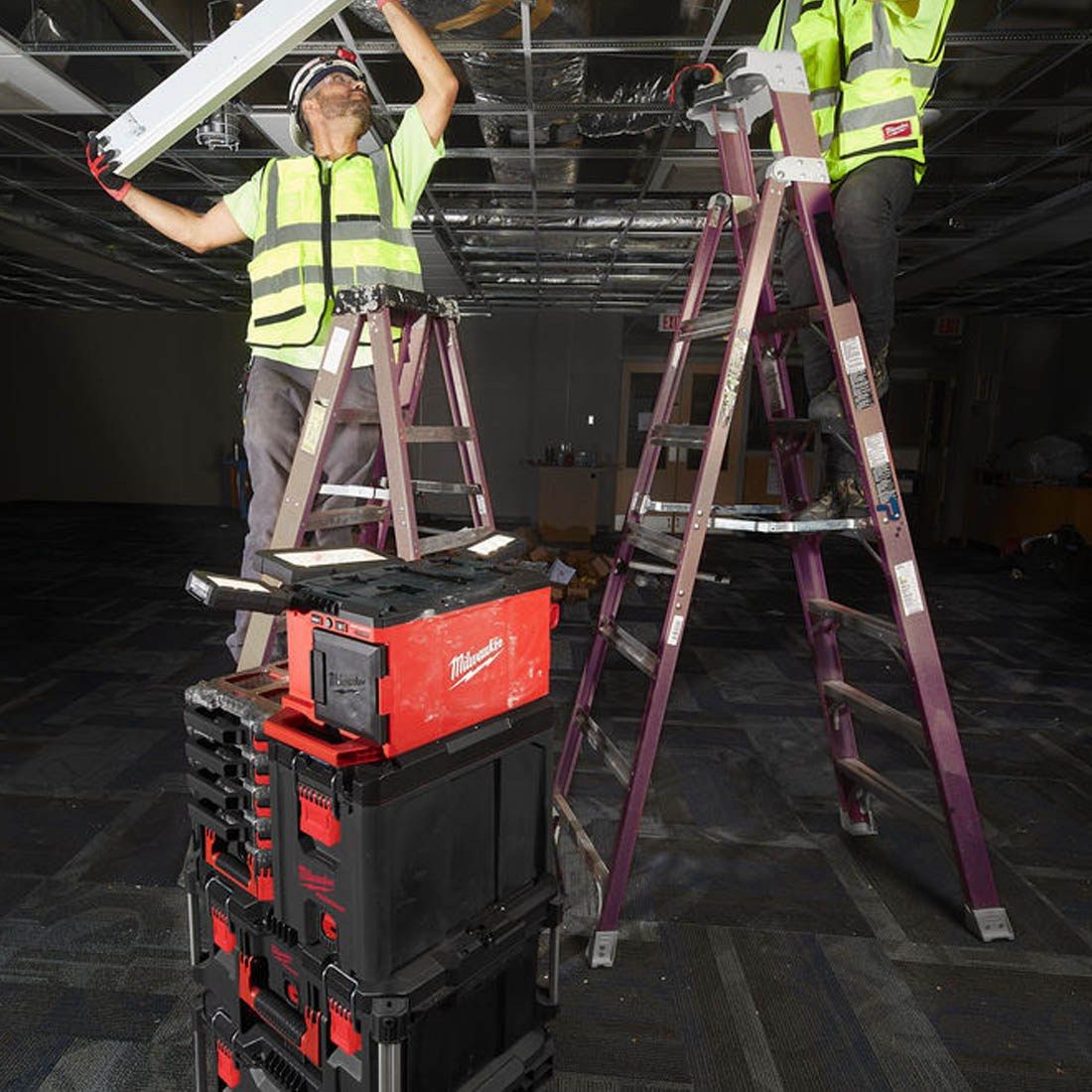 MILWAUKEE M18 POALC-0 Packout Aku lampa LED 18V 3000 lm, otočné hlavy, s nabíječkou (bez aku) - 4933478120